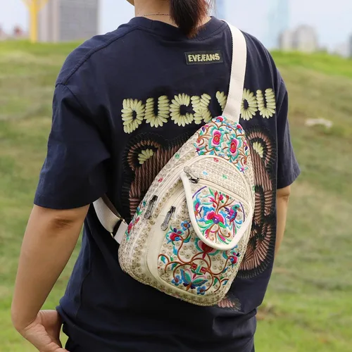 Vista 2 de SILKAREA Bolso bandolera pequeño floral vintage para mujer, bolso de mano, bolso de hombro, mochila bordada de viaje (beige rojo)