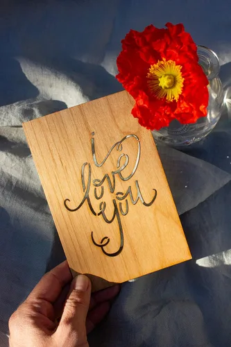 Vista 5 de Tarjeta de madera con texto en inglés "I Love You" (regalos personalizados, mensaje personalizado, aniversario, boda, cumpleaños, solo porque sí)