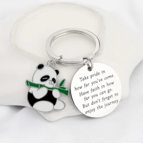 Vista 4 de FUSTMW Llavero Panda Regalos para Amantes de Panda Lindo Panda Llavero Joyería Orgullo de lo lejos que has llegado
