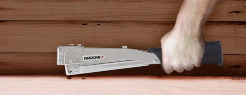 Vista 3 de Arrow HT55BL - Grapadora manual para construcción y aislamiento, mango de agarre ergonómico, cargador de carga trasera de doble capacidad, se adapta