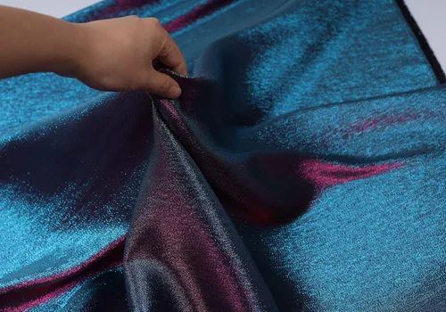 Vista 4 de Tela iridiscente de dos tonos con hilo metálico que cambia de color para coser vestido de disfraz (mezcla azul fucsia) 60 pulgadas de ancho, 1 yarda