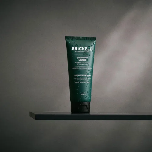 Vista 3 de Brickell Men's Products Champú fortalecedor diario para hombres, natural y orgánico con aceite de menta y árbol de té para calmar el cuero cabelludo