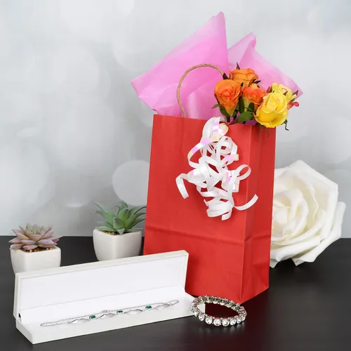 Vista 6 de Prime Line Packaging Bolsas de regalo rojas, bolsas de regalo de papel kraft mini con asas, bolsas de mano para vacaciones, regalos de Navidad