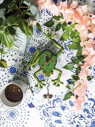 Vista 6 de Enesco Allen Designs Frog Catching a Dragonfly - Reloj de pared con péndulo esculpido, 14 pulgadas, color verde