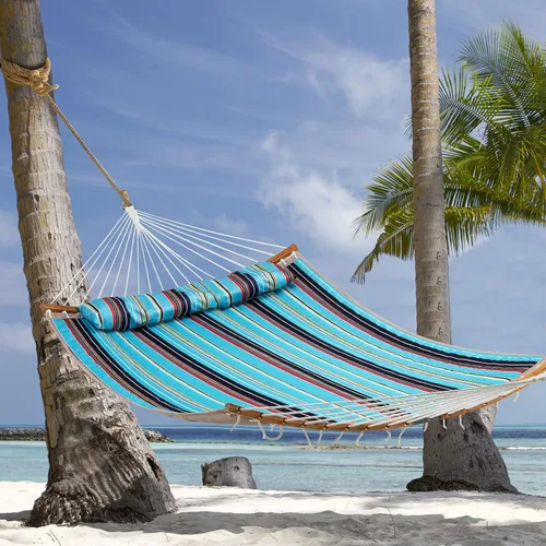 Vista 2 de Giantex Hamaca con almohada desmontable para colgar al aire libre, hamaca de patio con barra separadora de bambú curvada, cadena de acero, hamacas