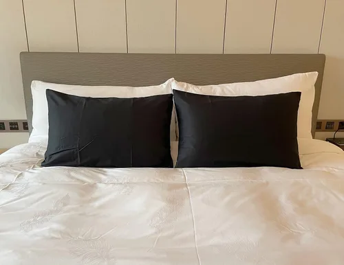 Vista 3 de Juego de 2 fundas de almohada suaves 100 % algodón con cremallera, acogedoras y ligeras, de fácil cuidado, juego de 2, color negro, tamaño King, 20