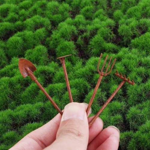 Vista 2 de Juego de 4 herramientas de jardín en miniatura para casa de muñecas 1:12, mini azada oxidada y horca de hadas, accesorios de jardín, adornos