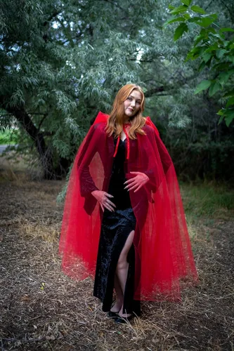 Vista 4 de Little Adventures Capa con capucha transparente de tul para adultos, disfraz de fiesta de cosplay a la moda
