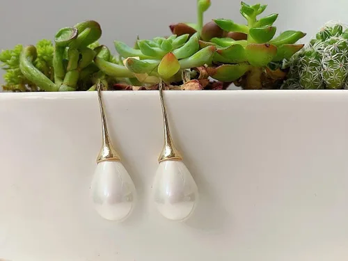 Vista 5 de Aretes colgantes de plata de ley 925 con perlas de lágrima blanca grande para mujer, ligeros, simples y dorados, delicados colgantes de perlas