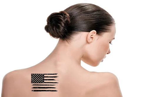 Vista 2 de Usa Seis hojas de tatuajes temporales para hombres y mujeres, bandera estadounidense desgastada, símbolo patriótico grunge de Estados Unidos