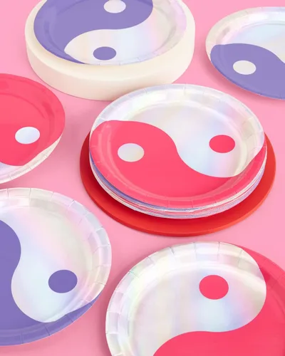 Vista 4 de xo, Fetti Platos de papel Yin Yang – Paquete de 24, 9 pulgadas Suministros para fiesta de cumpleaños, decoraciones de despedida de soltera, fiesta