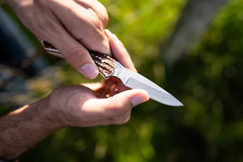 Vista 3 de Uncle Henry 301UH Next Gen 6.5in High Carbon S.S. Full Tang Fixed Blade Knife