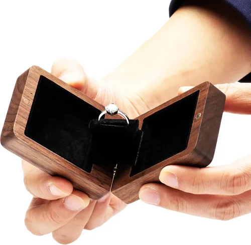 Vista 3 de Caja de anillos giratorios de madera para propuesta de compromiso, funda de almacenamiento de anillos con cierre magnético, soporte portátil