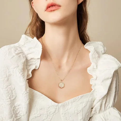 Vista 5 de Collares con iniciales en capas para mujer, collar de cadena con clip chapado oro de 14 quilates para mujer, collar con forma hexagonal