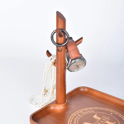 Vista 6 de Cuenco para llaves de madera personalizado para mesa de entrada, organizador de bandeja de valet de madera grabada personalizada con 3 estantes