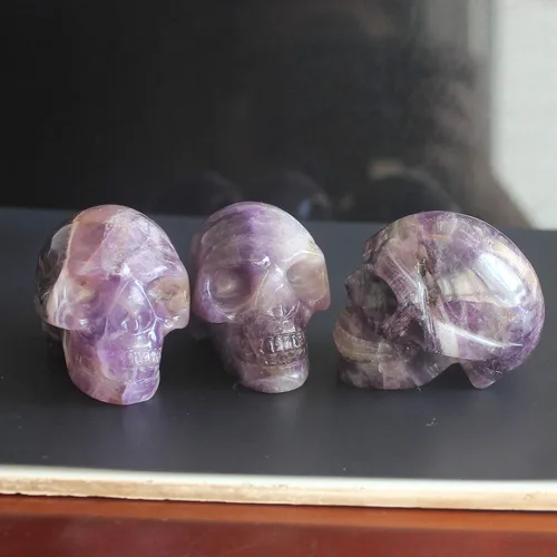 Vista 6 de Figura de calavera de cristal tallada a mano de 2 pulgadas para decoración del hogar (amatista)