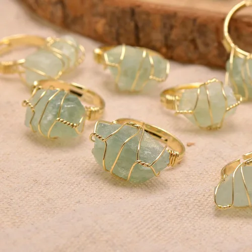Vista 5 de Anillo envuelto en alambre de piedra áspera de cristal natural, tono de oro amarillo