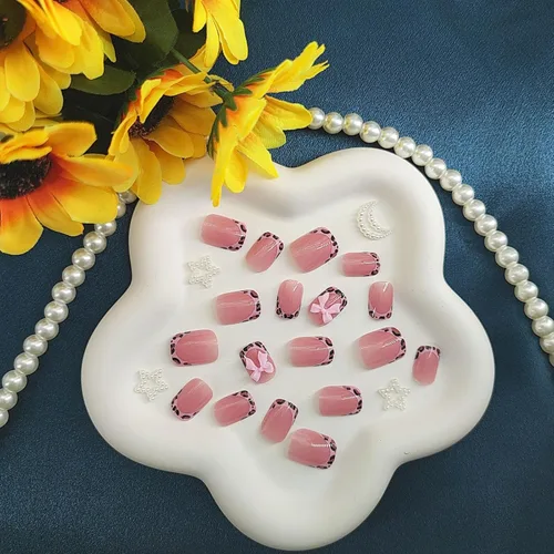 Vista 4 de Uñas Postizas Cuadradas Cortas con Diseños de Lazo 3D, Uñas Postizas de Leopardo con Punta Francesa, Uñas Adhesivas Brillantes, Uñas Acrílicas Nude