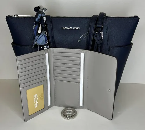 Vista 4 de Michael Kors Charlotte Bolso grande con cremallera y gancho triple a juego azul marinoSignature MK blanco brillante NavySignature Mk Bright White