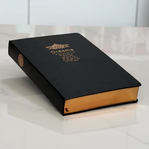Vista 2 de BenOpinion Cuaderno rayado, cubierta de piel sintética negra, papeles gruesos de alta calidad de 3.53 oz/m² con borde dorado, 416 páginas A5