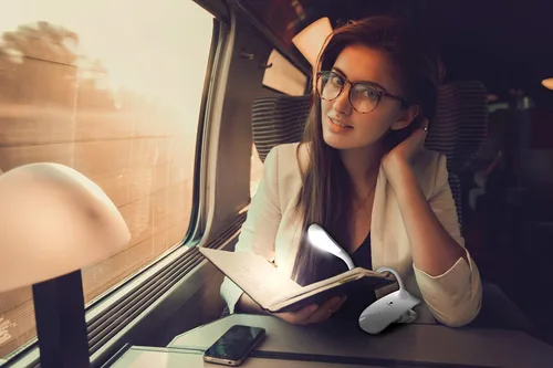 Vista 3 de Luz de lectura LED con clip, lámpara de libro de cuello recargable y flexible con brillo ajustable, perfecta para leer y viajar a la hora