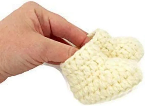 Vista 3 de Sorpresa viene un bebé en Camino Pregnancy Announcement in Spanish Reveal to Grandparents Booties Box for Family Cream, White
