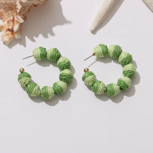 Vista 4 de Coloridos aretes colgantes de rafia para mujer, divertidos aretes colgantes de ratán de verano para playa, vacaciones, joyería para profesores