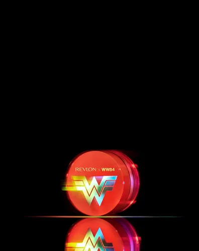 Vista 4 de REVLON x WW84 Wonder Woman Liquid Armor Glow Pot, iluminador brillante de gelatina para ojos y rostros, en champán, 001 Golden Lasso, 0.24 onzas