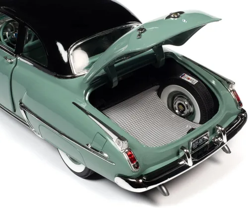 Vista 8 de American Muscle 1950 Olds 88 Holiday Coupe 1:18 Kit de modelo fundido a troquel