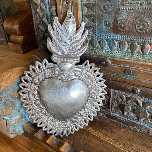 Vista 4 de Decoración de pared de corazón de metal Milagro, corazón flameante, hecho a mano, 7 x 10 pulgadas, Haití, adorno, hecho a mano, adornos únicos