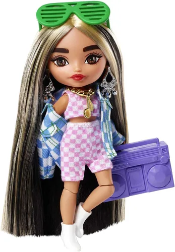 Vista 13 de Muñeca Barbie Extra y accesorios con aspecto brillante, cabello de fantasía rosa y morado y gorro de neón con cachorro mascota Blanco