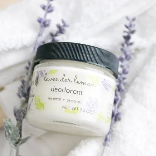 Vista 5 de Desodorante natural de lavanda y limón, fórmula mineral + probiótica. Vegano. Tarro de 2 onzas.