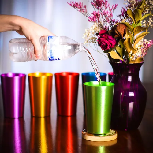 Vista 2 de 6 vasos de aluminio retro de Trademark Innovations, Multicolor