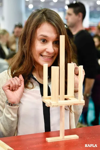 Vista 7 de KAPLA Challenge - Juego de construcción de madera, 16 tablones de construcción y 12 cartas de desafío