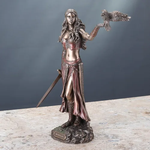 Vista 5 de Veronese Design 10 1/4 pulgadas Diosa celta Morrigan con cuervo y espada Estatua de resina acabado en bronce