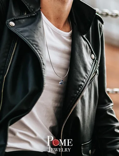 Vista 4 de Collar con colgante de ojo de Horus y pirámide en plata de ley, fabricado en Estados Unidos