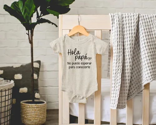 Vista 3 de Hola Papá Anuncio de Embarazo en Español Bodysuit para bebé - Regalo para el nuevo papá por ser - Regalo sorpresa para el nuevo papá