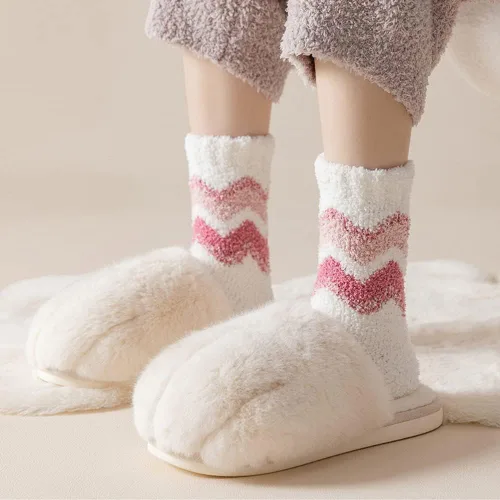 Vista 2 de Calcetines peludos para mujer, calcetines de felpa acogedores, suaves, esponjosos, lindos, cálidos para invierno, calcetines de Navidad, regalos