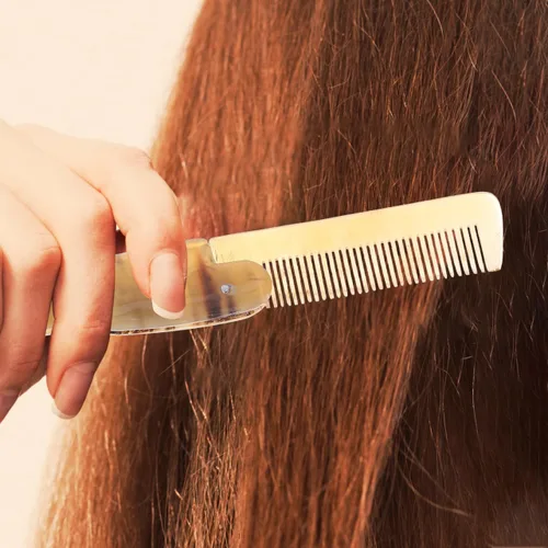 Vista 8 de Peine de pelo plegable de bolsillo con cuerno de buey, peine portátil antiestático, evita la pérdida de cabello, para mujeres, hombres, viajes, uso
