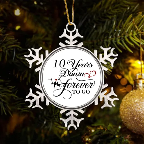Vista 7 de Adorno de Navidad personalizado, copo de nieve, redondo, recuerdo conmemorativo, 10 años, «Down Forever to Go» de metal de 3 pulgadas, recuerdo