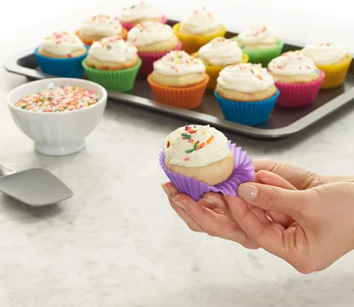 Vista 5 de Amazon Basics Tazas de silicona reutilizables para hornear, moldes para muffins libres de BPA, aptas para lavavajillas, 7.3 x 7.3 x 3.3 cm