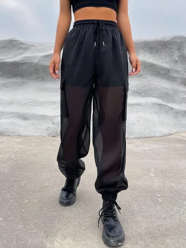 Vista 5 de OYOANGLE Pantalones cargo de malla transparente con cordón en la cintura y bolsillo con solapa para mujer