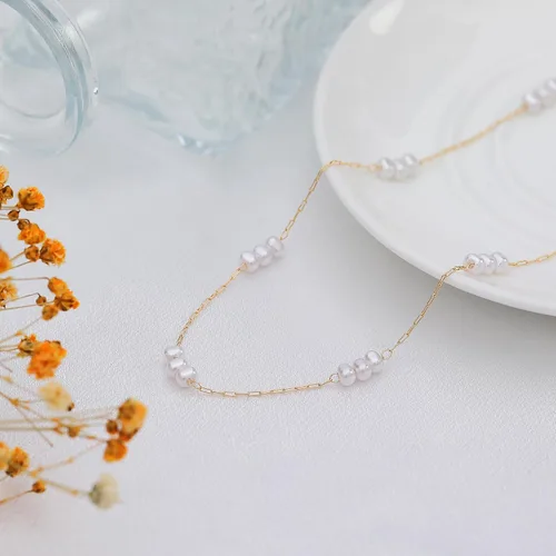 Vista 6 de TOBENY Collar de perlas para mujer, chapado en oro de 14 quilates, hecho a mano, gargantilla de perlas blancas, delicada, pequeña, pequeña, cadena