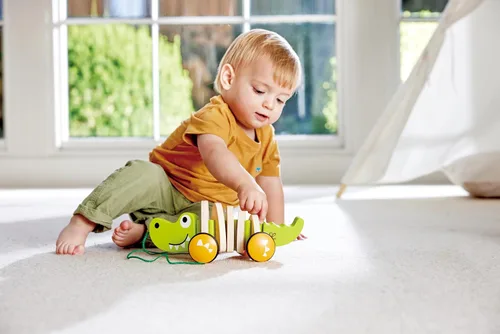 Vista 4 de Hape Croc de madera Walk-A-Long para bebés Juguete para caminar para niños pequeños de 12 meses en adelante