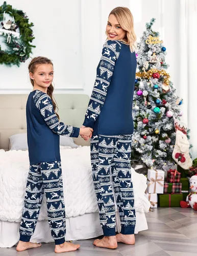 Vista 2 de Ekouaer Pijamas de Navidad para la familia, pijamas de manga larga a juego con pantalones a cuadros, ropa de dormir suave para descansar