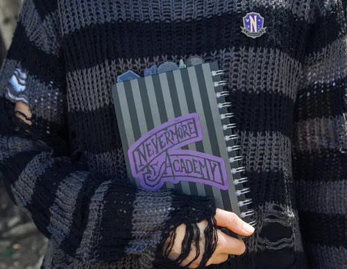 Vista 9 de Silver Buffalo Addams Family Wednesday - Cuaderno de espiral de 5 pestañas con 75 hojas, cuaderno de bocetos encuadernado, papel de papelería, 5 x 8