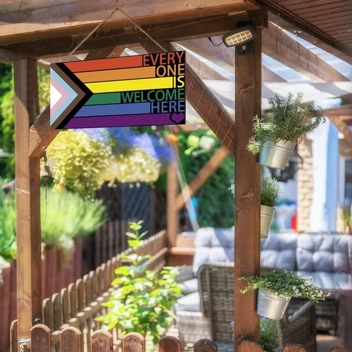 Vista 6 de Letrero LGBT de arco iris para puerta delantera, decoración de pared de madera con texto en inglés "Every One Is Welcome Here