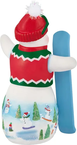 Vista 6 de Hallmark Keepsake Adorno de Navidad 2025, Snowtop Lodge Ollie U. Halfpipe, porcelana, muñeco de nieve, regalos para coleccionistas