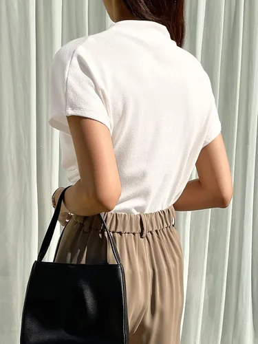 Vista 27 de OYOANGLE Camiseta de manga corta con cuello alto falso y fruncido para mujer