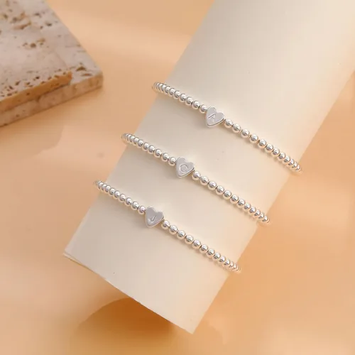 Vista 3 de Pulseras de oro para mujer, chapados en oro de 14 quilates, con cuentas de corazón con letras de corazón, pulsera elástica con iniciales doradas